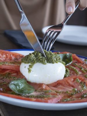 Ensalada de tomate italiana, en Terrone, tu restaurante italiano en Alicante.